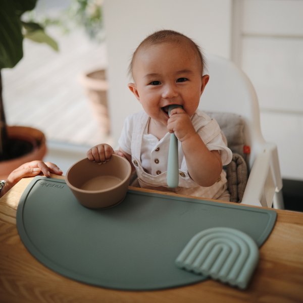 Mushie silikoninis padėkliukas Cambridge Blue